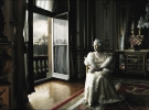 В марте 2007 Энни Лейбовиц — известный американский фотограф, специализирующийся на портретах знаменитостей, — сделала несколько портретов королевы Великобритании Елизаветы II. На снимке, показанном выше, королева, одетая в бело-золотое вечернее платье, меховую накидку и бриллиантовую диадему сидит в Белой гостиной Букингемского дворца. Источником вдохновения Энни Лейбовиц стала картина &quot;Королева Шарлотта&quot; Томаса Гейнсборо, выставленная в Национальной галерее.