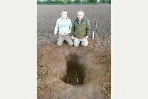 Шукачі скарбів, які виявили свинцеву труну, Кріс Райт і Стів Ватералл