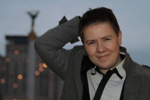 Співак Євген Літвінковіч презентує свій кліп на столичному майдані Незалежності. Він білорус із міста Жолдіно, живе у Києві півроку. Переїхав після того, як став другим на талант-шоу ”Х-фактор”