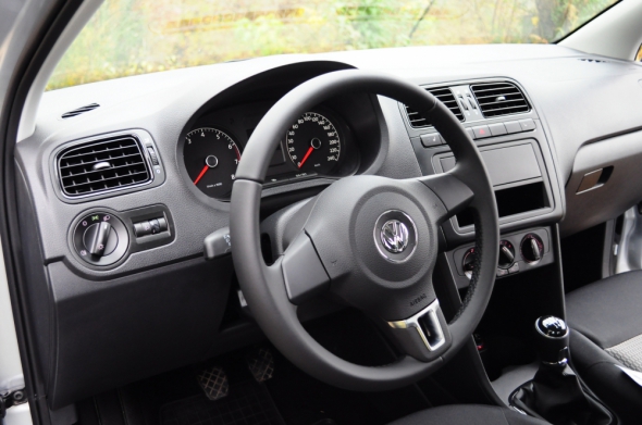 Место водителя удобное. Торпеда выполнена из твердого пластика.