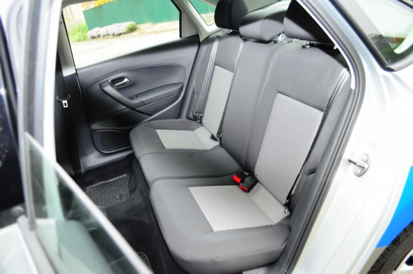 Сзади места для головы достаточно для высоких пассажиров, однако продольный тоннель на полу слишком громоздкий.