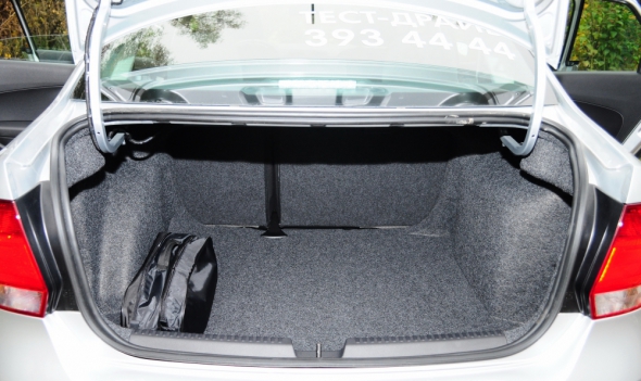 Багажник автомобиля большой - на 450 литров. В комплектациях с &quot;докаткой&quot; - 460 литров. Открывать багажник можно ключом или кнопкой на водительской двери.