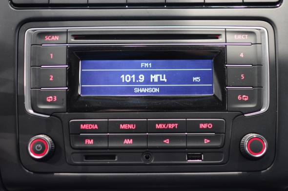 Такой магнитолой комплектуют Polo sedan. Она имеет USB-гнездо и CD-привод