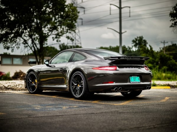 Porsche Anthracite Brown. Може бути, серед вас є любителі коричневого? З цим кольором потрібно бути акуратніше. Він виглядає гарно виключно на преміальних автомобілях. На Porsche він дуже насичений і витончений.