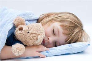 Навчіть дитину проказувати в ліжку, як засинає: ”Я хочу прокидатися в сухій постелі. Коли захочу пісяти, прокинуся”