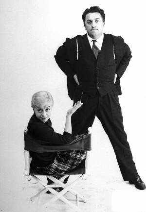 Федеріко Фелліні з дружиною Джульєттою Мазіною під час фотосесії для американського журналу ”Лайф”. Фелліні зняв 22 фільми. ”Кінематограф отруює кров, як робота в шахті, він роз’їдає живу тканину, може обернутися свого роду кокаїном, наркотиком, що не вибирає своїх жертв і є тим більш небезпечний, що діє він нишком”, — стверджував якось. Після виходу на екрани стрічки ”Солодке життя” 1960 року, де був персонаж фотограф Папараццо, всіх фотографів, які полюють за ”зірками”, стали називати ”папарацці”