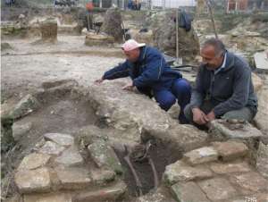 Болгарские археологи расчищают погребение прелюбодея