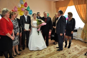 Наречені Майя Гарлайчук та Іван Хомич із Рівного під час весільної фотосесії із прийомними батьками й гостями