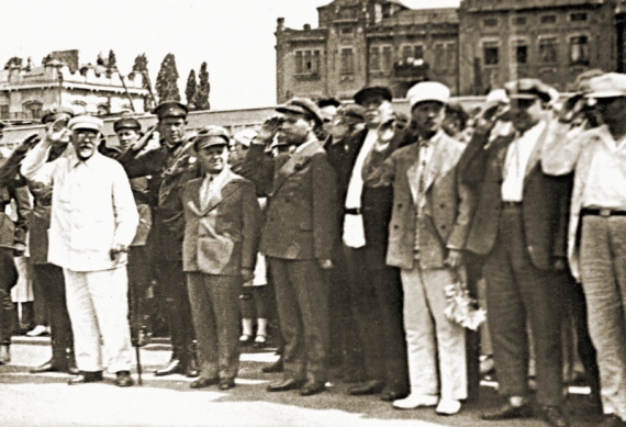 На фото: руководство ЦК КП(б)У и члены правительства УССР на киевском вокзале