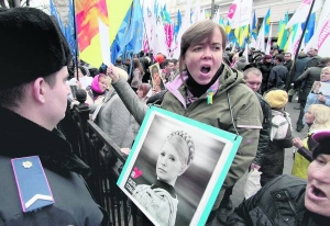Біля паркану Верховної Ради стоять прихильники екс-прем’єра Юлії Тимошенко. 
7 листопада вимагали прийняти закони, аби її звільнили з ув’язнення