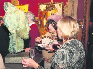 Відвідувачки розглядають скульптуру Олександра Сухоліта ”Вікторія” на святкуванні 25-річчя столичної галереї ”Триптих”. Ювілейна виставка триватиме до 17 листопада у мистецькому центрі ”Шоколадний будинок”