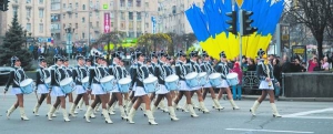 Барабанщиці Національної академії внутрішніх справ ідуть Хрещатиком 6 листопада. У Києві цього дня відбувся військовий парад