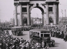 Зустріч іноземної делегації у Білоруського вокзалу. Площа Тверської застави. Московські Тріумфальні ворота (Тріумфальна арка), 1931
