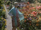 Женщина наслаждается цветами в саду г. Баден, Германия, Вильгельм Тобиен