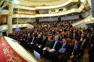 У Донецькому драматичному театрі зібрали обласну конференцію Партії регіонів 9 листопада. На неї приїхав прем’єр-міністр Микола Азаров