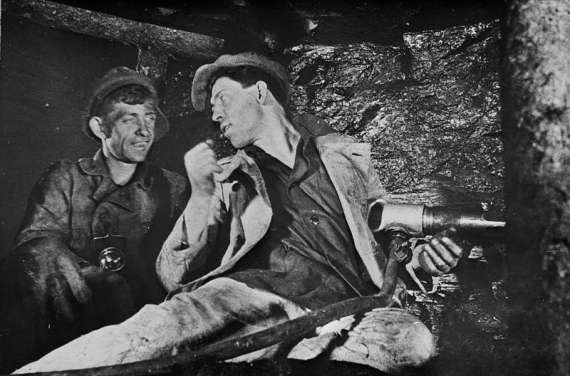У серпні 1935 року донецький шахтар Олексій Стаханов (праворуч на фото) встановив світовий рекорд з видобутку вугілля, за 5 годин 45 хвилин роботи добувши 102 тонни