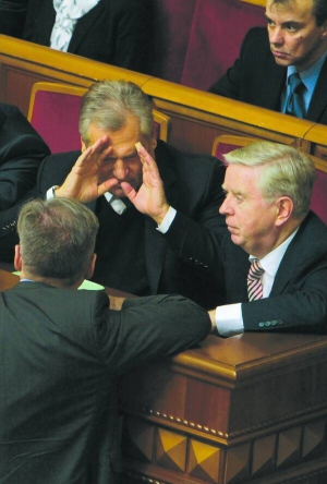Представники місії Європарламенту Александр Кваснєвський (ліворуч) та Пет Кокс сидять у сесійній залі Верховної Ради 13 листопада. Приходять сюди третій раз за два тижні. Їхню місію продовжено до 28 лис­топада — саміту у Вільнюсі