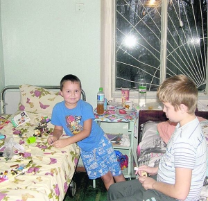 7-річний Дмитро Ілляшенко (ліворуч) з товаришем Ігорем Кравчуком у палаті неврологічного відділення складають конструктор. Так граються між процедурами. Із сусідньої палати до хлопців можна заглянути через стіну