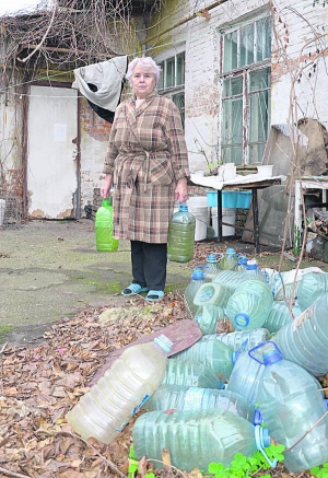 Сабіра Лісова мешкає сама у восьмиквартирному будинку в місті Кременчук на Полтавщині. З дому виходить двічі на місяць, боїться, щоб його не спалили
