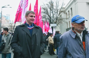 13 листопада координатор програми залучення і навчання волонтерів скаутської організації ”Пласт” Юрій Юзич (ліворуч) прийшов під стіни Верховної Ради мітингувати за підтримку євроінтеграції. Він переїхав до Києва 12 років тому. За цей час купив дві квартири на Подолі – одно- та двокімнатну. Зараз мешкає у більшій з дружиною Наталією та донькою Ольгою. Другу здає в оренду