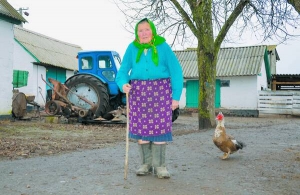 Уляна Сватковська стоїть на своєму подвір’ї у селі Ціпки Гадяцького району Полтавщини. Перебралася жити в хату, яку збудувала з чоловіком 56 років тому. Раніше жила з родиною сина Івана, його будинок поряд