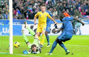 Захисник збірної Франції Мамаду Сахо забиває перший гол у ворота Андрія П’ятова