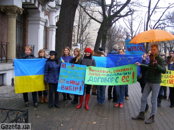 Початок мітингу. Студенти вже напоготові.