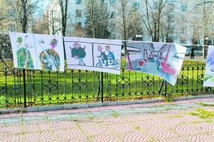 У Луганську на Євромайдан усі охочі принесли ілюстрації, з чим у них асоціюється Євросоюз та європейські цінності. Були фотографії та карикатури (на знімку)