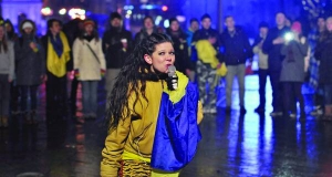 У ніч на 26 листопада співачка Руслана пробула на майдані Незалежності до 7-ї ранку. Відморозила пальці лівої руки та губи — цілу ніч тримала мікрофон