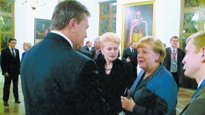 Віктор Янукович на саміті ”Східного партнерства” у Вільнюсі розмовляє з президентом Литви Далею Ґрибаускайте (у центрі) та канцлером Німеччини Ангелою Меркель