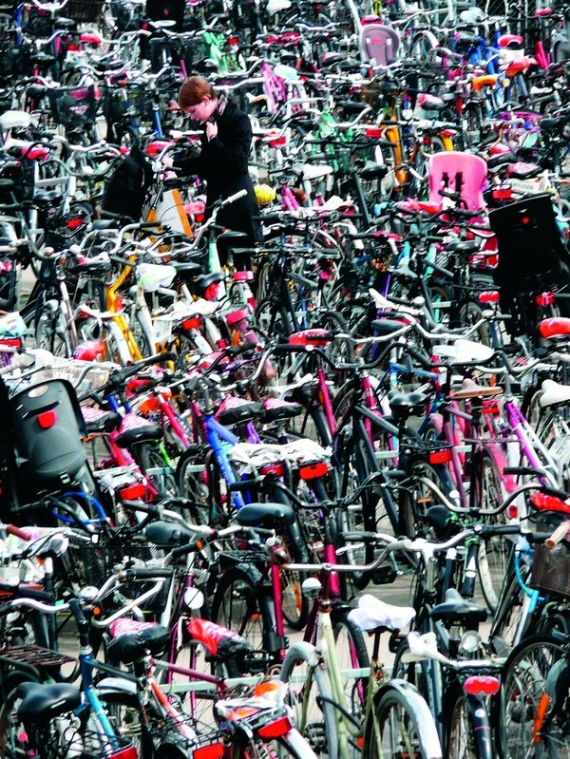 foto2: Шведка вибирає з-поміж вживаних велосипедів. Їх складають із запасних частин, що зазвичай викидають на смітник, доводять до робочого стану, а потім продають 