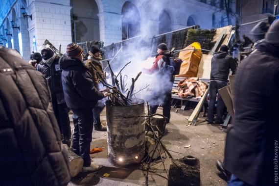 На утро после попытки штурма Администрации Президента Украины все подъезды к зданию были блокированы внутренними войсками. В городе много ГАИ, которая перенаправляет потоки автомобилей от центра. Внутренних войск у АП ещё больше. Центр города перекрыт демонстрантами.