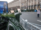 На Майдане митингующие построили двойные кордоны из омоновских щитов заграждения, “хвои” с ёлки и деталей основы будущего катка. Все заграждения строятся с отрицательным уклоном в сторону “от” лагеря для затруднения возможного штурма.