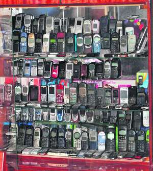 Колекція мобільних телефонів полтавця Антона Нестеренка. Зібрав 230 моделей. Експерти кажуть, що вони матимуть цінність за 20 років
