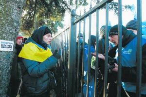 Жінка з табору мітингувальників, які вимагають відставки уряду та президента, говорить із прихильником Партії регіонів під час акції неподалік Верховної Ради 4 грудня. На мітинг на підтримку влади зібралися близько тисячі людей