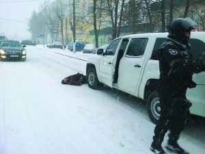 Чоловік ліг під колеса машини, якою їдуть бійці спецпідрозділу в місті Васильків на Київщині. Люди блокували виїзди з військової частини у місті чотири доби. У понеділок спецпризначенці прорвали облогу. Але люди їх зупинили на трасі. Автобуси з бійцями повернулись на базу