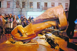 Пам’ятник Леніну звалили в неділю близько шостої вечора. За годину навколо нього зібралося до двох тисяч людей, Ілліча розбирали на шматки