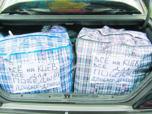 У багажнику старого ”мерседеса” на євромайдані в Донецьку стоять дві сумки з харчами та теплими речами. Їх принесли донеччани і передали столичним мітингувальникам