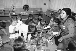 Вихователька Валентина Книш наглядає за дітьми, які граються конструктором та дерев’яними кубиками, у приватному дитсадку ”Лелека”. Він — один із найдорожчих у столиці