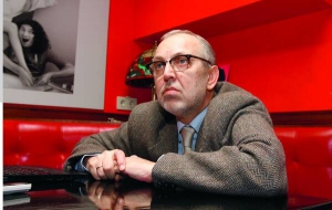 Юрій МАКАРОВ
58 років, публіцист та письменник
Народився у столиці Болгарії Софії, у сім’ї емігрантів. Батько – хімік і політв’язень, мати – камерна співачка. Повернулися до України, коли Юрію виповнилося 3 роки. Закінчив факультет романо-германських мов Київського університету імені Тараса Шевченка. Викладав французьку в Національній консерваторії імені Чайковського, працював журналістом. Був редактором і режисером студії ”Київнаукфільм”. На студії ”1+1” вів низку авторських проектів, зокрема ”Імперія кіно”, ”Спецпроект Юрія Макарова” та ”Документ”. 2007-го став головним редактором журналу ”Український тиждень”. У 2011–2013 роках – ведучий програм ”Цивілізація” та ”Цивілізація 2.0” на каналі ТВі.
У шлюбі вчетверте – із художницею та журналісткою Світланою Фесенко. Виховує дочку Марію. Захоплюється подорожами й академічною музикою. Улюблений автор Ґабріель Ґарсіа Маркес, серед українських письменників перевагу віддає Лесеві Подерв’янському та Сергієві Жадану.
Пише книжки. Остання з них – ”За чверть десята” – вийшла друком у жовтні 2013 року