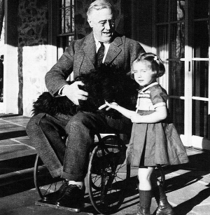Франклін Рузвельт переніс поліомієліт у 40 років. Залишився прикутим до інвалідного візка на все життя. У 51 рік став президентом Сполучених Штатів Америки і займав цю посаду 12 років — до самої смерті.