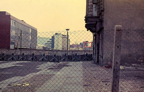 Вид на стену со стороны Восточного Берлина, 1967