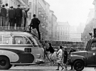 Люди забираются на автобус, чтобы заглянуть за построенную недавно Берлинскую стену