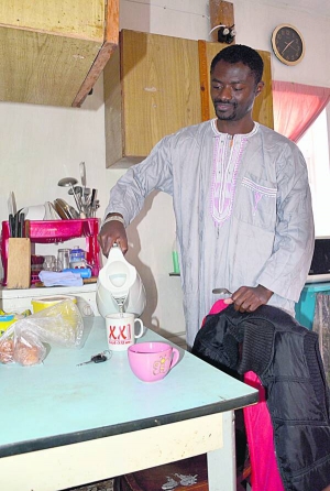 Рафаель Ндіве з Камеруну наливає чай у своїй хаті на Полтавщині. В Україні живе 15 років