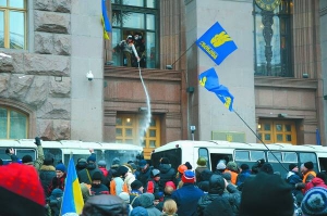 Активісти поливають водою автобуси зі спецпідрозділом ”Беркут” під стінами Київської міської державної адміністрації. 11 грудня ті спробували вигнати мітингувальників з установи. Ті забарикадувалися всередині