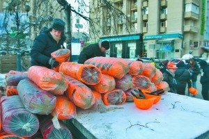 Чоловіки викладають упаковки касок біля барикад на Євромайдані з боку вулиці Михайлівської у вівторок, 10 грудня