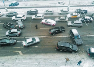 Шість автомобілів потрапили в аварію на столичній вулиці Червоноармійській 10 грудня. Причиною численних зіткнень у місті стала тижнева норма снігу, що випала цього дня