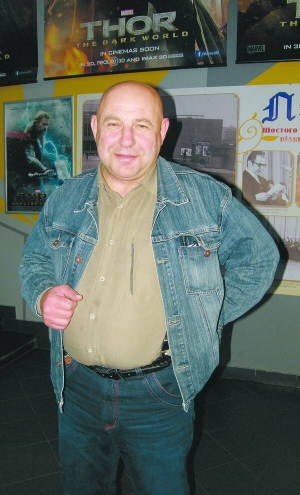 Олександр Дешко з Ніжина на Чернігівщині служив в  Афганістані у місті Пулі-Хумри. Коли у серпні 1988  року батальйон розстріляли, дружині Жанар повідомили про його загибель.