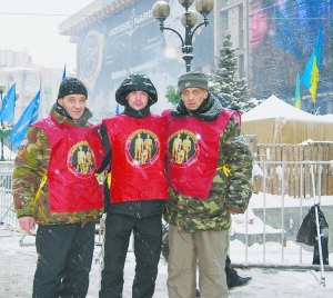 Капітан запасу Володимир Годзь (праворуч) із ветеранами Афганістану біля столичного Будинку профспілок. Афганці поставили свій штаб після розгону Євромайдану 30 листопада 
