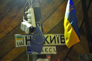 У наметовому містечку львівського євромайдану біля розеток, де мітингувальники заряджають мобільні телефони, висить автомобільний номерний знак ”На Київ”